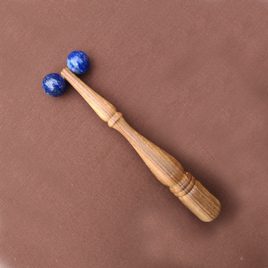 Roulette faciale avec un manche en bois et deux boules en pierre lapis azuli