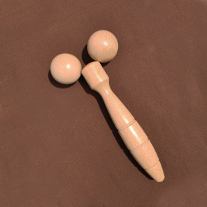 Un accessoire palper roulé muni d'un manche et de deux petites boules roulantes